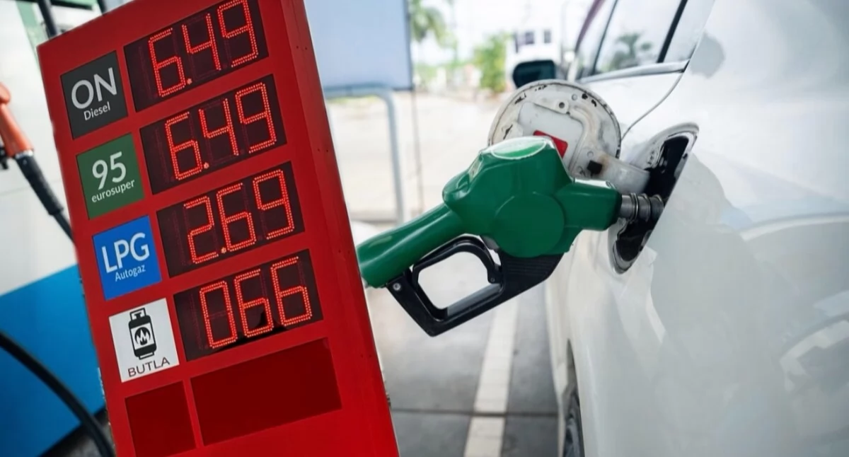 Tankowanie paliwa i pylon. Wzrost cen ropy Brent i WTI na rynku światowym