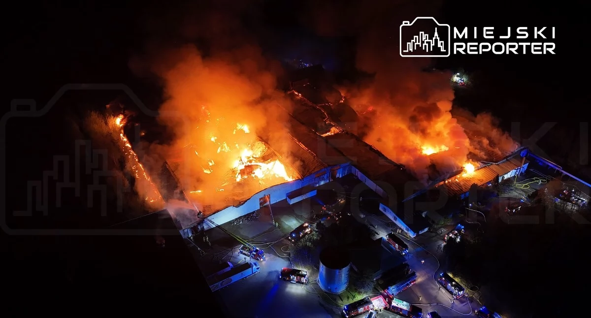 Pożar hali produkcyjnej w Bramkach na Mazowszu, akcja straży pożarnej w nocy