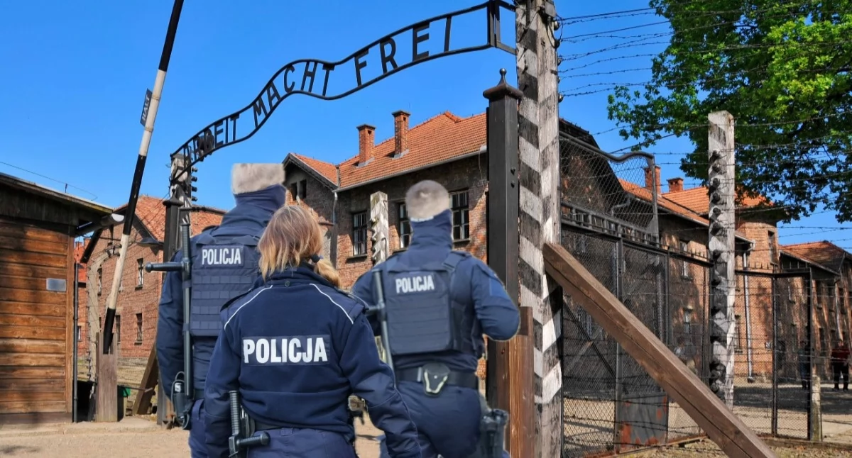 Wejście do Auschwitz-Birkenau i teren byłego obozu. Nielegalne wtargnięcie turystów i interwencja służb