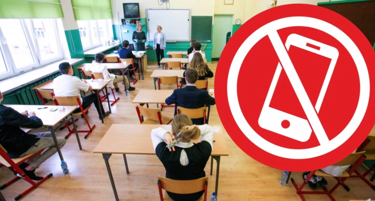 Sala lekcyjna i uczniowie z telefonami. Planowany zakaz smartfonów w szkołach wchodzi w życie 