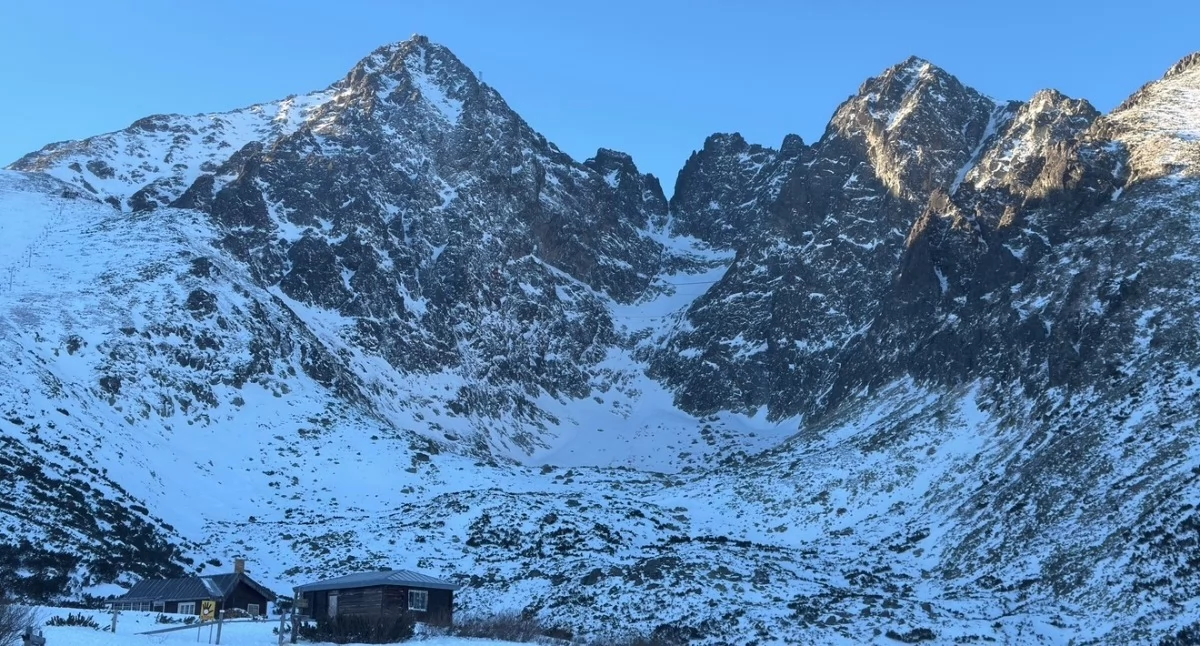 Tatry w majówkę, śnieg w wysokich partiach gór i trudne warunki na szlakach turystycznych