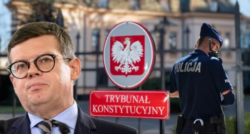Sędzia Krystian Markiewicz i troje sędziów TK wybranych przez Sejm przed wejściem do Trybunału Konstytucyjnego w Warszawie z decyzją ETPCz, maj 2026