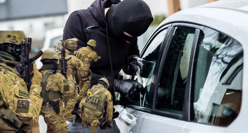 Funkcjonariusze CBŚP podczas akcji zatrzymania zorganizowanej grupy przestępczej kradnącej samochody w Niemczech — operacja w powiecie żarskim, maj 2025
