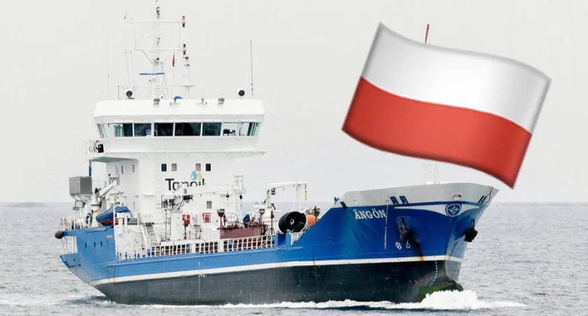 Polska bandera biało-czerwona na maszcie statku handlowego — powrót polskiej flagi na statki Polskiej Żeglugi Morskiej planowany od 2027 roku po reformie podatku tonażowego i ustawie żeglugowej
