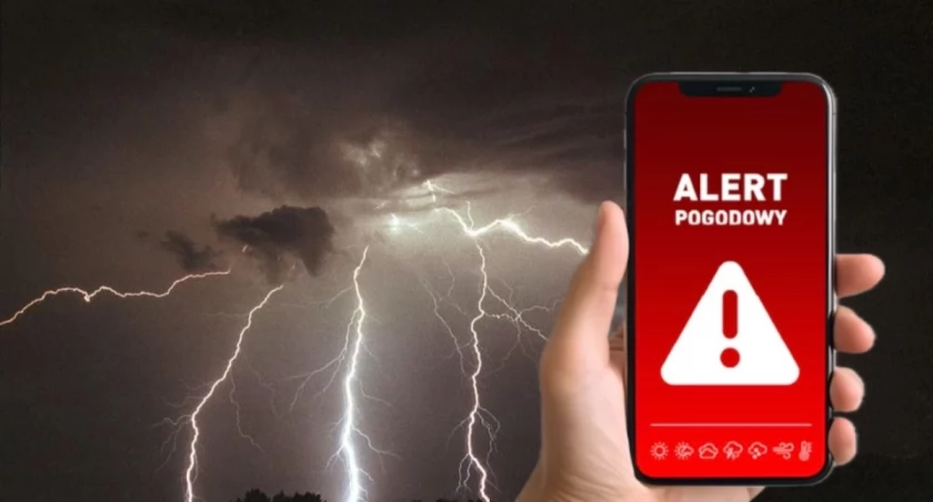 Ciemne chmury burzowe nad Polską, błyskawice podczas burzy z gradem – ostrzeżenie meteorologiczne IMGW I stopnia