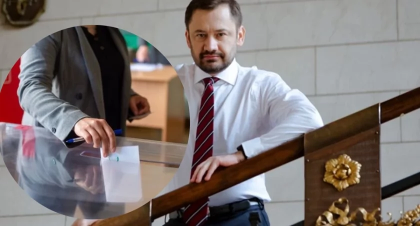 Prezydent Krakowa Aleksander Miszalski podczas wystąpienia publicznego — polityk KO, wobec którego 24 maja 2025 r. przeprowadzone zostanie referendum w sprawie odwołania ze stanowiska, zainicjowane przez grupę obywateli niezadowolonych z jego polityki transportowej i zarządzania miastem.