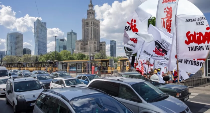 Mapa utrudnień komunikacyjnych w Warszawie 20 maja 2026 – trasa manifestacji Solidarności z Placu Zamkowego przed Sejm, zamknięte ulice i objazdy ZTM