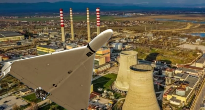 Zaporoska Elektrownia Atomowa na południu Ukrainy kontrolowana przez Rosję po trafieniu drona w budynek turbiny wyrwa w ścianie reakcja Międzynarodowej Agencji Energii Atomowej maj 2026 roku.