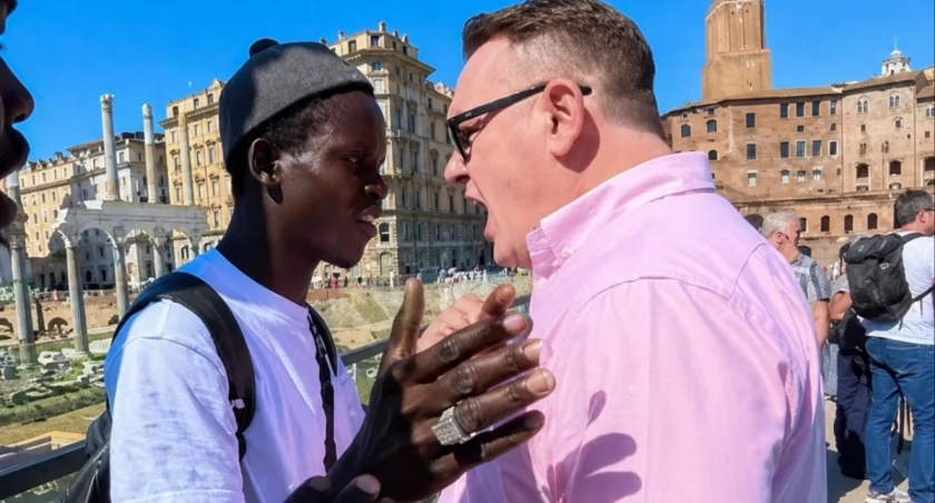Europoseł Prawa i Sprawiedliwości Dominik Tarczyński podczas nagrania z holenderskim youtuberem Tomem van den Heuvelem przy Koloseum w Rzymie krzyczący do imigrantów handlujących drobnymi przedmiotami 
