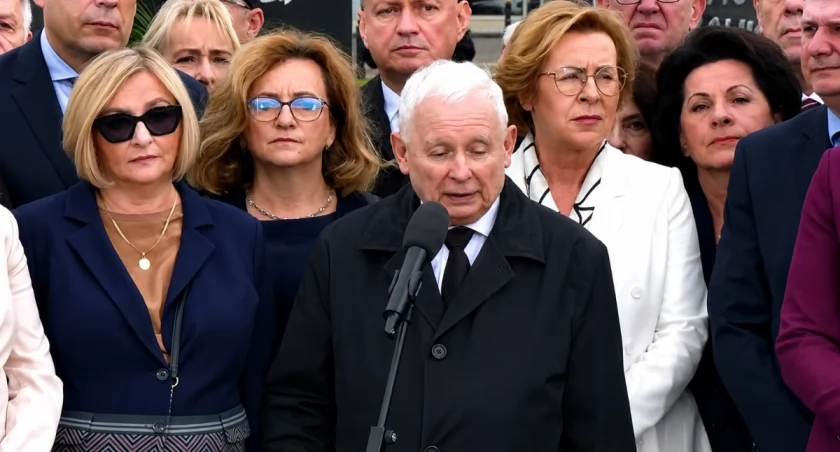 Podczas miesięcznicy smoleńskiej Kaczyński mówił o mobilizacji prawicy i ostro ocenił protestujących w Warszawie