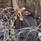 Imigranci forsujący zasieki na granicy Polski i Białorusi 
