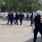 Mecz o Puchar polski w Warszwie – kibole zaatakowali policję butelkami i kamieniami na...