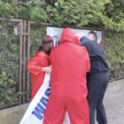 Aktywiści Lotnej Brygady Opozycji zawiesili plakat na płocie domu Jarosława...