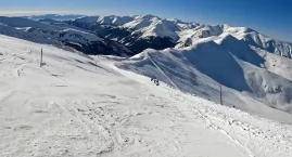 Narty na Kasprowym Wierchu w majówkę. Ponad metr śniegu na szczycie