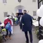 Muzułmanie w Gdańsku modlą się przed meczetem im. Dżamaluddina Al-Afganieniego – kadr z...