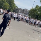 Mecz o Puchar polski w Warszwie – kibole zaatakowali policję butelkami i kamieniami na...