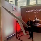 Przedstawiciele polskiej firmy, która wyprodukowała dron turboodrzutowy MTJD odbierają...