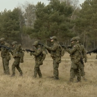 Obowiązkowa służba wojskowa w Polsce – rekruci podczas szkolenia na poligonie 