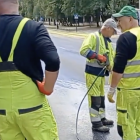 Służby miejskie zmywają flagę ukrainy namalowaną przez aktywistów na ulicy przed...