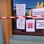 Zniszczona antyukraińskimi hasłami witryna lokalu Pijana Wiśnia w Poznaniu / fot....