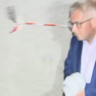 Ryszard Czarnecki wyprowadzany z prokuratury w Katowicach przez agenta CBA