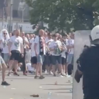 Mecz o Puchar polski w Warszwie – kibole zaatakowali policję butelkami i kamieniami na...