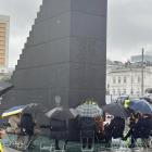 Posłowie PiS otoczyli pomnik ofiar katastrofy smoleńskiej - w deszczu trzymają wartę 