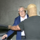 Ryszard Czarnecki wyprowadzany z prokuratury w Katowicach przez agenta CBA
