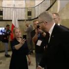 Grzegorz Braun zerwał flagę Unii Europejskiej i wytarł nią buty razem z posłem Romanem...