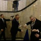 Grzegorz Braun zerwał flagę Unii Europejskiej i wytarł nią buty razem z posłem Romanem...