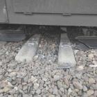 Ubytek w torach kolejowych o wielkości około 100 centymetrów 