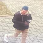Zdjęcie z monitoringu poszukiwanego mężczyzny – Policja Małopolska