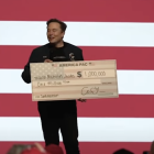 Elon Musk rozdaje czeki na milion dolarów za głosowanie na wybranego sędziego 