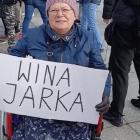 Babcia Kasia ze złamaną nogą przyjechała wózkiem inwalidzkim na miesięcznicę smoleńską 