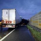 Wypadek na autostradzie A2 w Łódzkiem – zderzenie ciężarówek. Zdjęcia z miejsca zdarzenia 