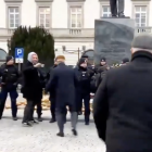 Arkadiusz Szczurek dostał mandat za przejście przez ulicę, a Antoni Macierewicz nie...