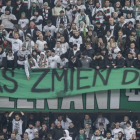 Kibole wywieszają na stadionach wulgarne banery, które uderzają w Rafała Trzaskowskiego...