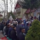 Muzułmanie w Gdańsku modlą się przed meczetem im. Dżamaluddina Al-Afganieniego – kadr z...