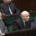 Awantura w Sejmie – Jarosław Kaczyński wszedł na mównicę podczas przemówienia Romana...