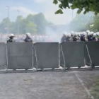 Mecz o Puchar polski w Warszwie – kibole zaatakowali policję butelkami i kamieniami na...