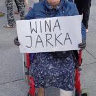 Babcia Kasia ze złamaną nogą przyjechała wózkiem inwalidzkim na miesięcznicę smoleńską 