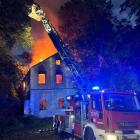 Pożar zabytkowego pałacu w Piekarach. Akcja gaśnicza w Małopolsce 