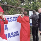 Aktywiści Lotnej Brygady Opozycji zawiesili plakat na płocie domu Jarosława...