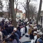 Muzułmanie w Gdańsku modlą się przed meczetem im. Dżamaluddina Al-Afganieniego – kadr z...