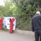 Aktywiści Lotnej Brygady Opozycji zawiesili plakat na płocie domu Jarosława...