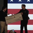 Elon Musk rozdaje czeki na milion dolarów za głosowanie na wybranego sędziego 