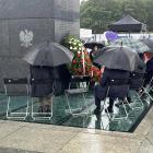 Posłowie PiS otoczyli pomnik ofiar katastrofy smoleńskiej - w deszczu trzymają wartę 