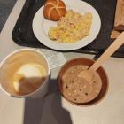 Klienta restauracja na lotnisku Poznań-Ławica pokazała zdjęcia posiłków i paragonu z...