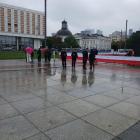 Aktywiści bronią wieńca Zbigniewa Komosy, który kradną działacze PiS 