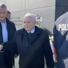 Dzisiaj 181. miesięcznica smoleńska – Jarosław Kaczyński przed schodami smoleńskimi....